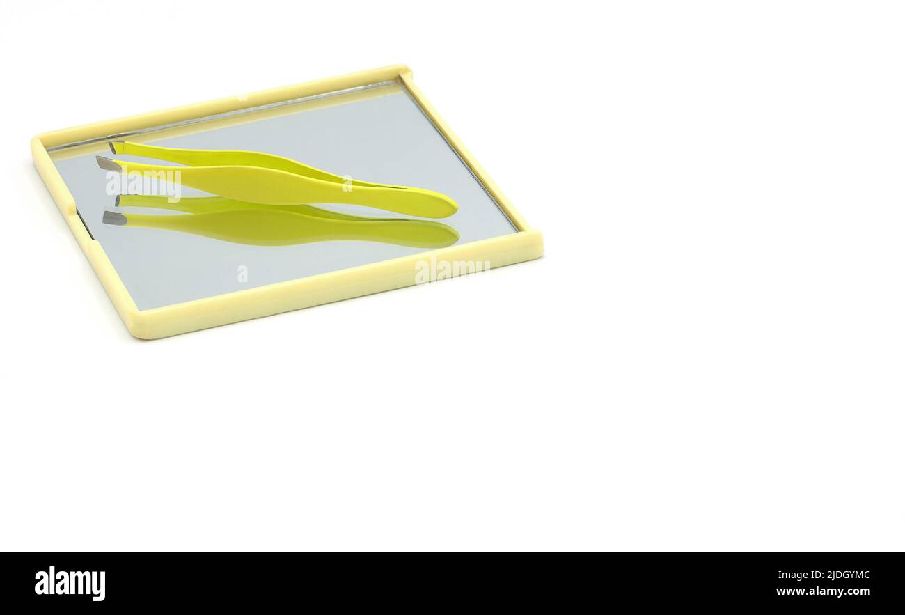 pince à épiler avec miroir isolé sur fond blanc Banque D'Images