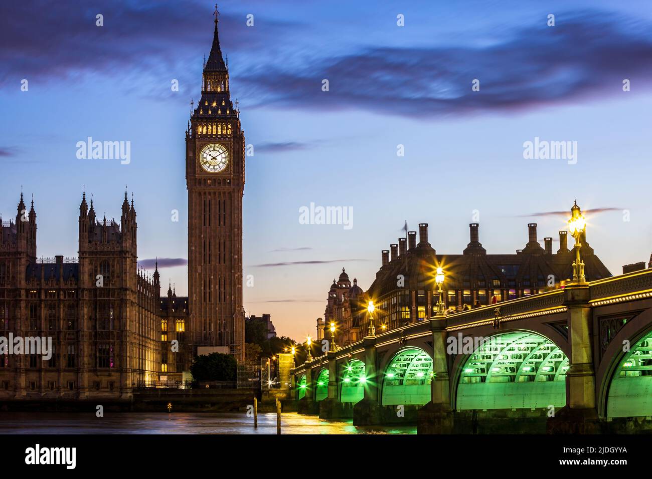 Big Ben Tower et le pont de Westminster sous un ciel spectaculaire. Photo prise le 11th juin 2022 à Londres, Royaume-Uni. Banque D'Images