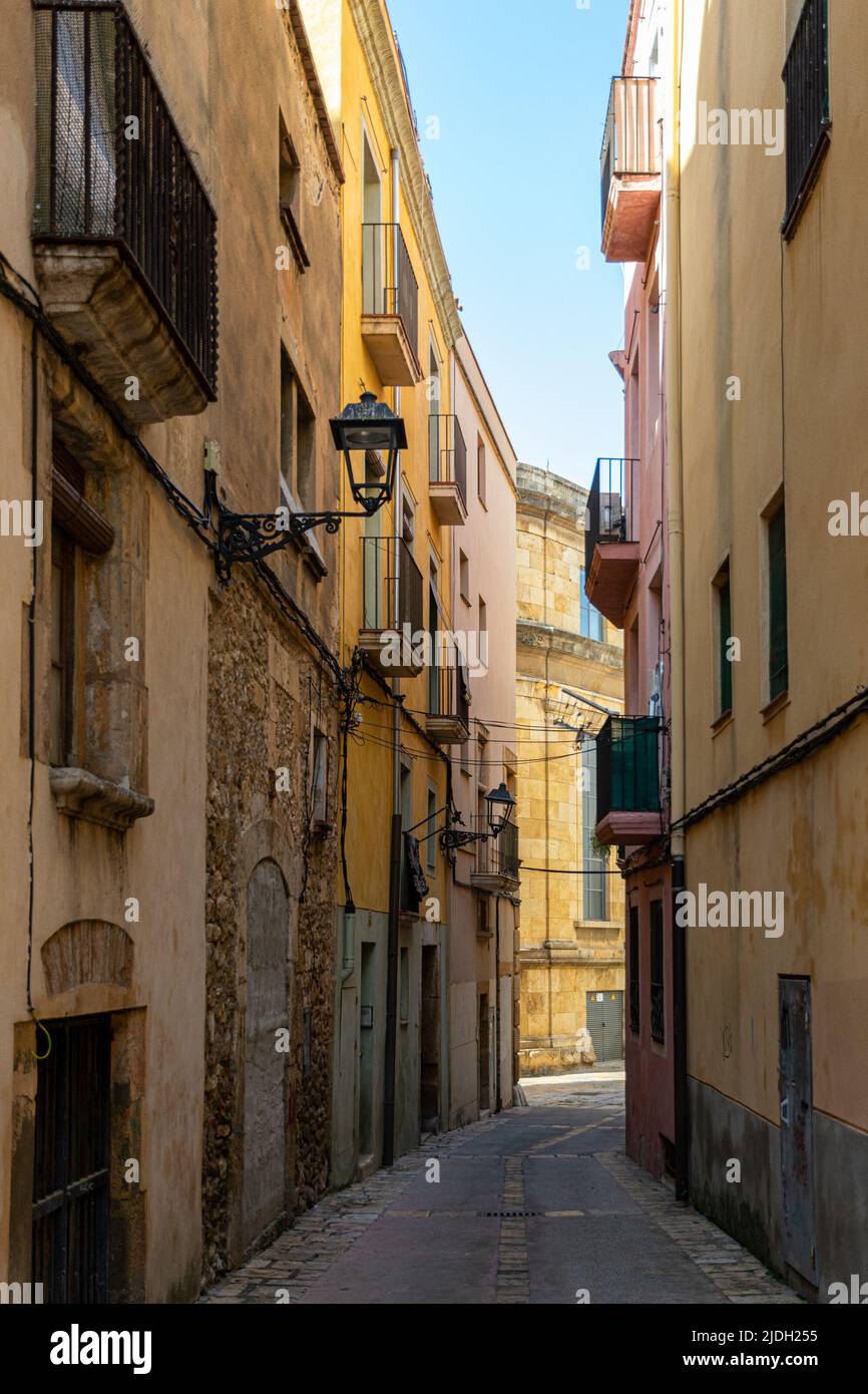 Rue étroite à la vieille ville de Tarragone (part'Alta), Espagne Banque D'Images