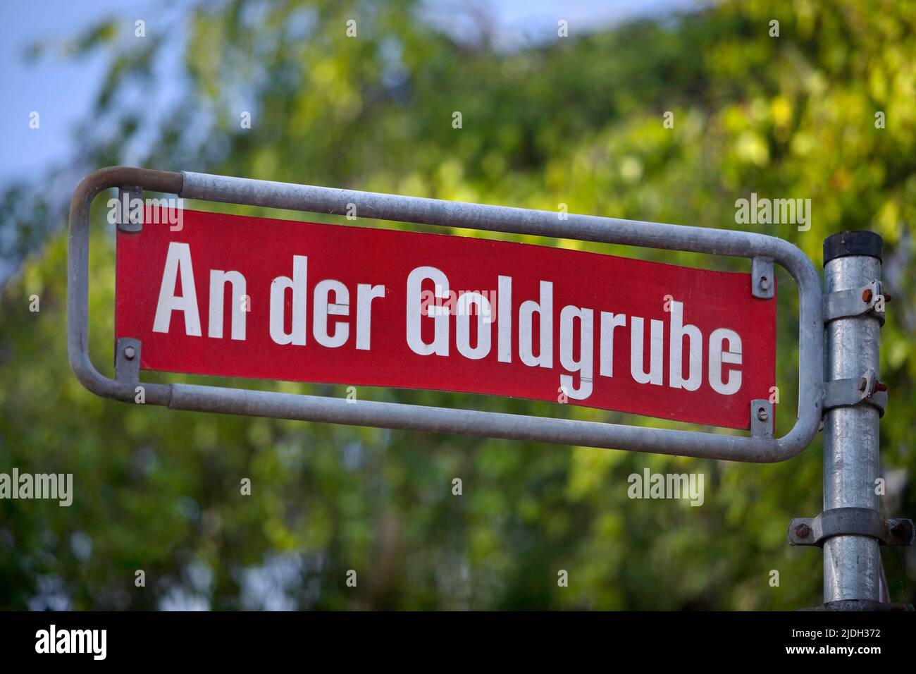panneau de rue 'an der Goldgrube', sur fond rouge comme une caractéristique spéciale dans la région de Mayence, Allemagne, Rhénanie-Palatinat, Mayence Banque D'Images