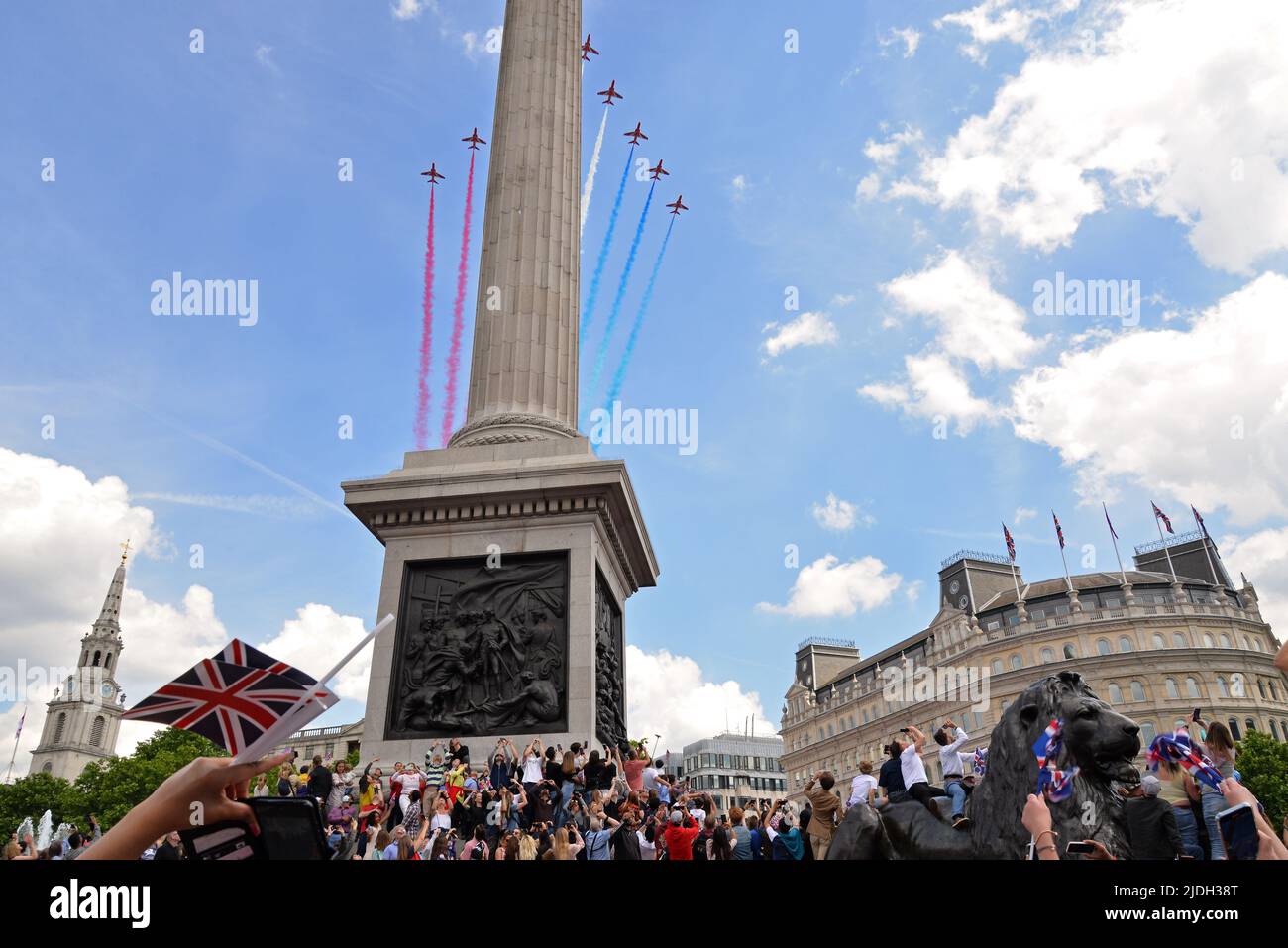 Les Crowrds se rassemblent sur Trafalgar Square à Londres pour observer la RAF survoler - y compris les flèches rouges, en l'honneur du Jubilé platine de la Reine. 2nd juin Banque D'Images