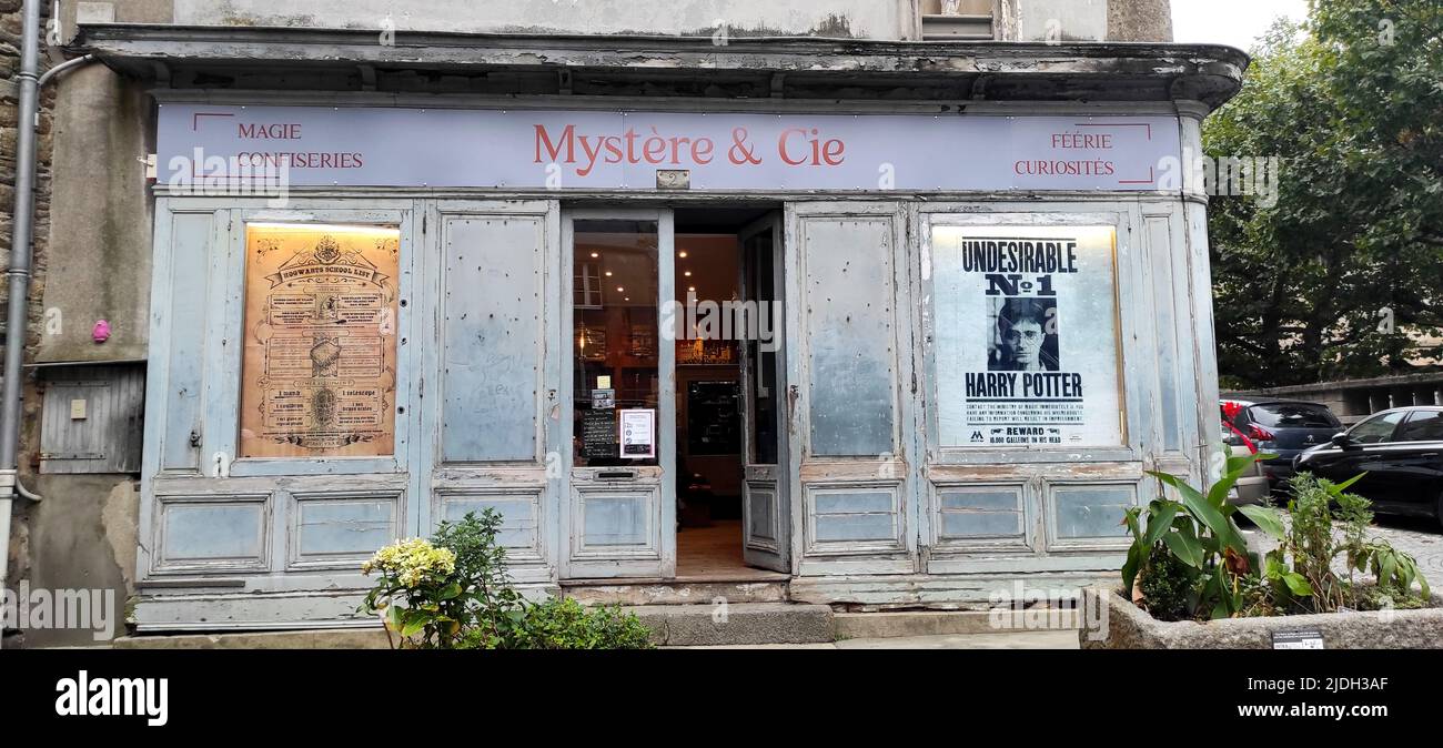 Mystérieuse boutique magique avec la porte ouverte, France, Bretagne, Saint-Malo Banque D'Images