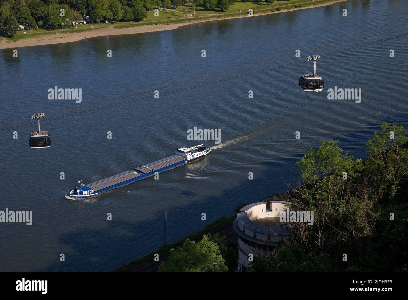 Vue de la forteresse Ehrenbreitstein sur le Rhin avec cargo et téléphérique de Koblenz, Allemagne, Rhénanie-Palatinat, Coblence Banque D'Images