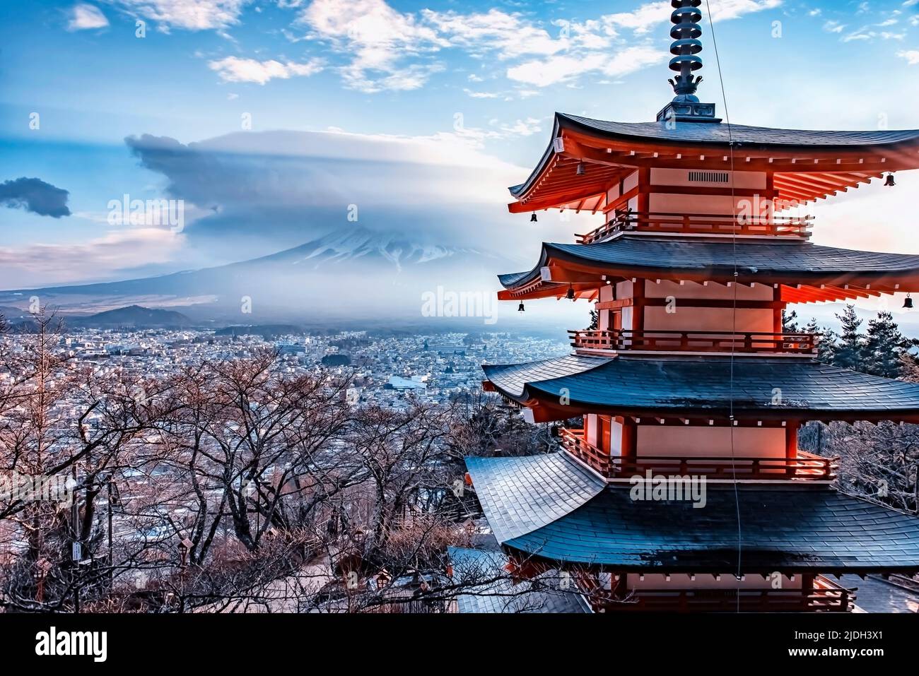 Célèbre place du Japon avec la Pagode de Chureito et le Mont Fuji en journée Banque D'Images