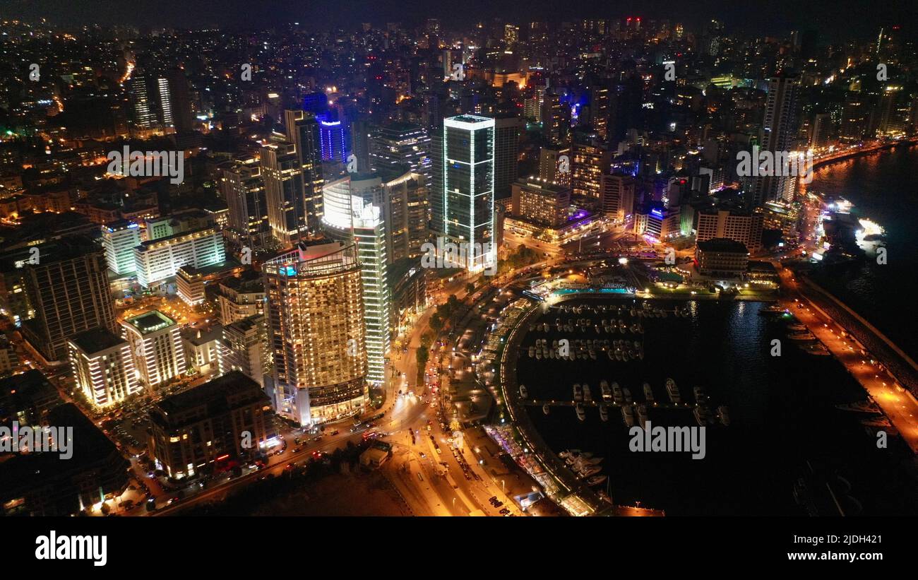 Top drone vue nocturne aérienne du centre-ville avec des lumières jaunes, Horsh Beyrouth, centre-ville, Liban, Moyen-Orient, Asie occidentale Banque D'Images