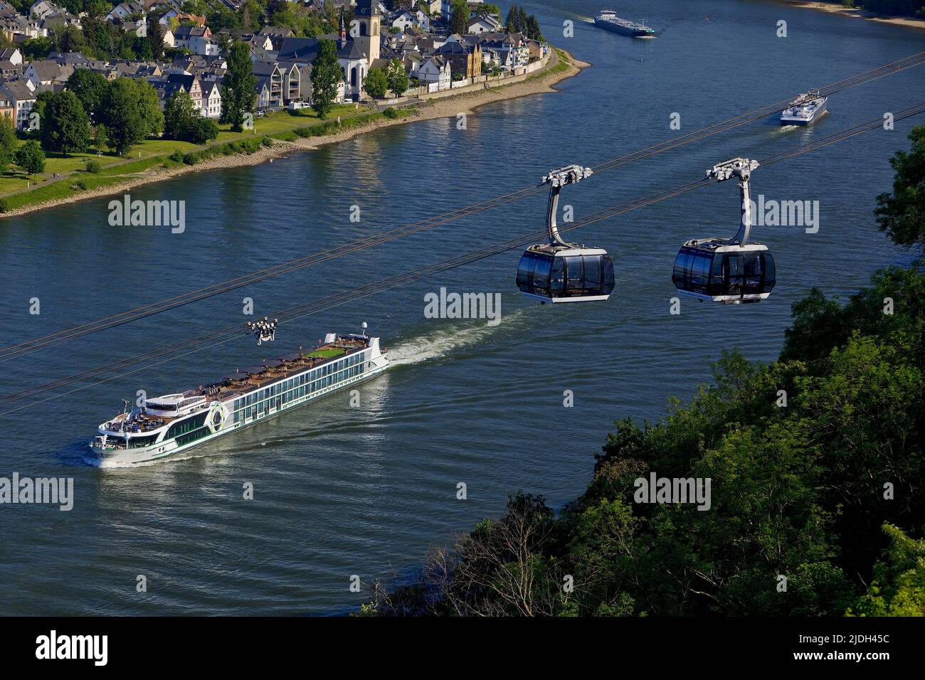 Vue de la forteresse Ehrenbreitstein sur le Rhin avec cargo et téléphérique de Koblenz, Allemagne, Rhénanie-Palatinat, Coblence Banque D'Images