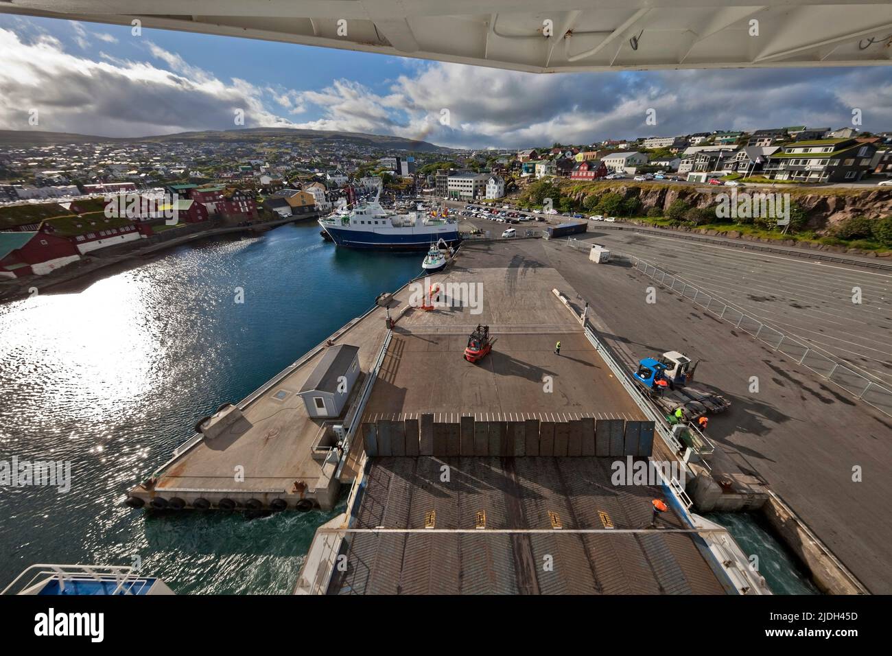 Vue sur le port et la capitale depuis le ferry de Norroena, ThÃ³rshavn,  Streymoy, Faéroeer, Danemark Photo Stock - Alamy