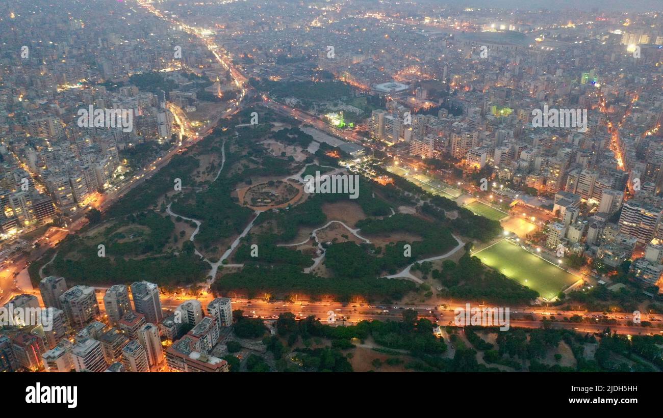 Top drone vue nocturne aérienne du centre-ville avec des lumières jaunes, Horsh Beyrouth, centre-ville, Liban, Moyen-Orient, Asie occidentale Banque D'Images