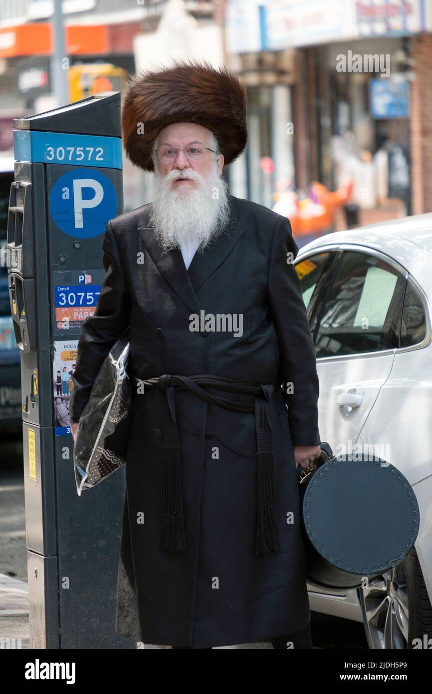 Un juif orthodoxe, probablement un rabbin, porte son chapeau de fourrure de striemel à une célébration de famille, probablement un mariage. À Williamsburg, Brooklyn, New York Banque D'Images