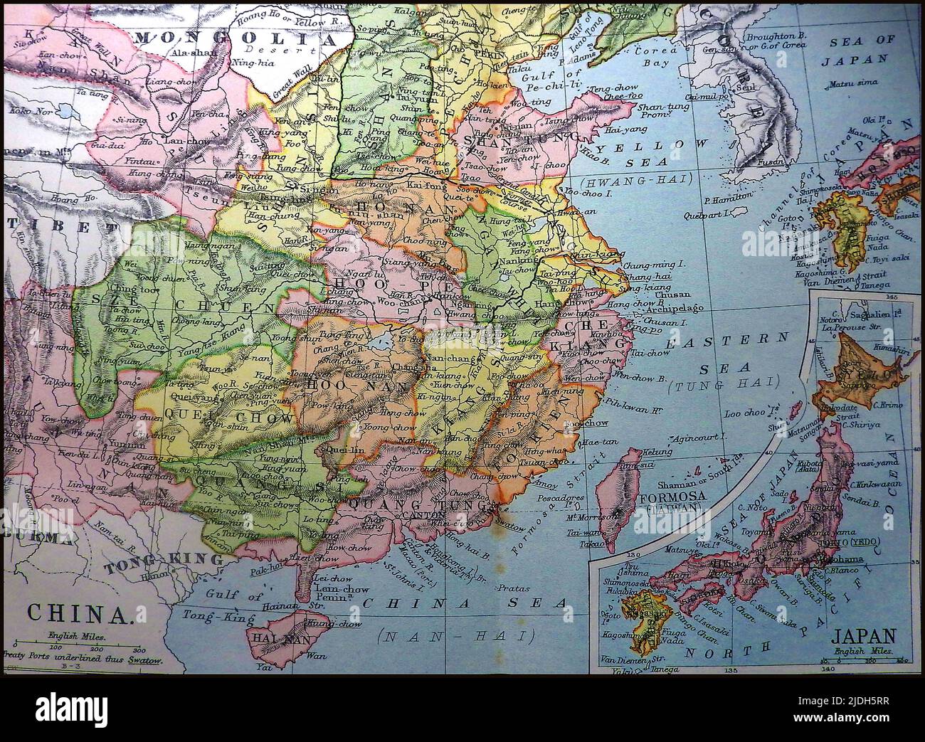 Une carte de couleur de la Chine, du Japon et des régions voisines datant du 19th° siècle, avec les noms, les divisions et les frontières telles qu'elles étaient à l'époque et des échelles de distance en miles anglais Banque D'Images