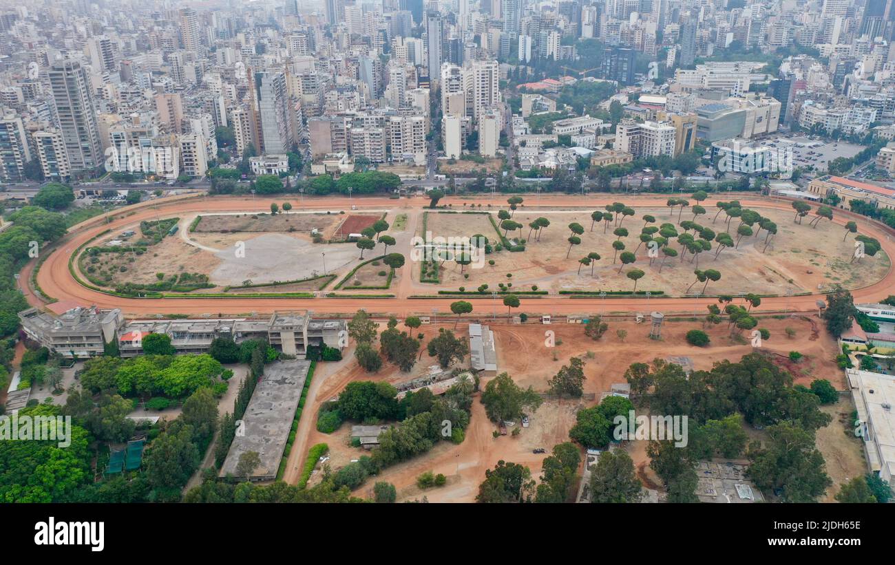 Vue aérienne de haut drone d'un hippodrome et d'un parc urbain à Beyrouth, centre-ville, Liban, Moyen-Orient, Asie occidentale Banque D'Images