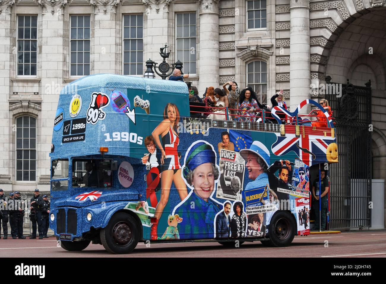 Londres, Royaume-Uni, 5th juin 2022, Platinum Jubilee Pageant le long du Mall. De Westminster à Buckingham Palace. Le temps de nos vies, partie 2 du Pageant. Le défilé jubilant met en valeur les 70 ans du règne de la reine Elizabeth de 1952 à 2022. 1990s dans cette partie, Andrew Lalchan Photography/Alamy Live News Banque D'Images