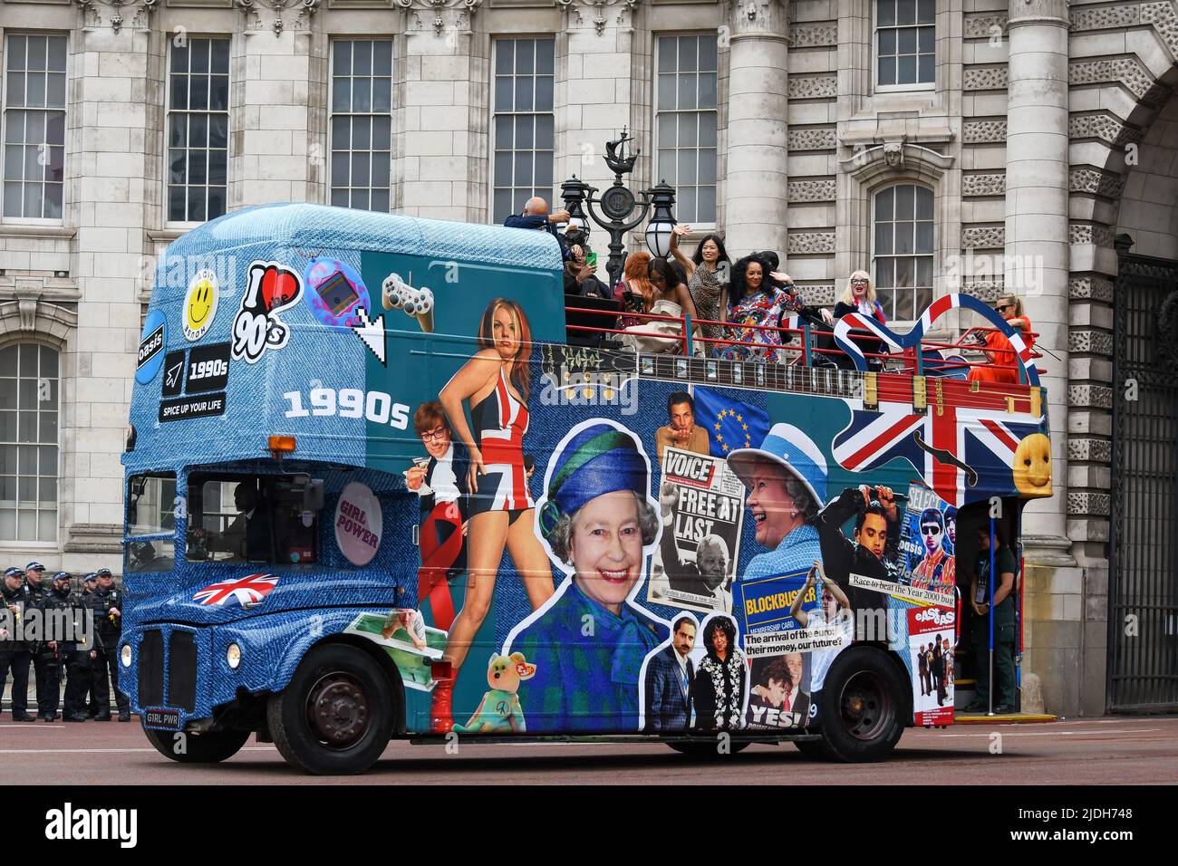 Londres, Royaume-Uni, 5th juin 2022, Platinum Jubilee Pageant le long du Mall. De Westminster à Buckingham Palace. Le temps de nos vies, partie 2 du Pageant. Le défilé jubilant met en valeur les 70 ans du règne de la reine Elizabeth de 1952 à 2022. 1990s dans cette partie, Andrew Lalchan Photography/Alamy Live News Banque D'Images