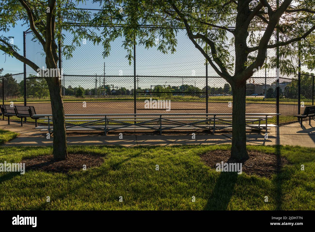 lever du soleil sur un terrain de baseball dans un parc municipal Banque D'Images