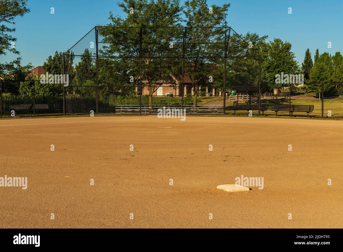 lever du soleil sur un terrain de baseball dans un parc municipal Banque D'Images