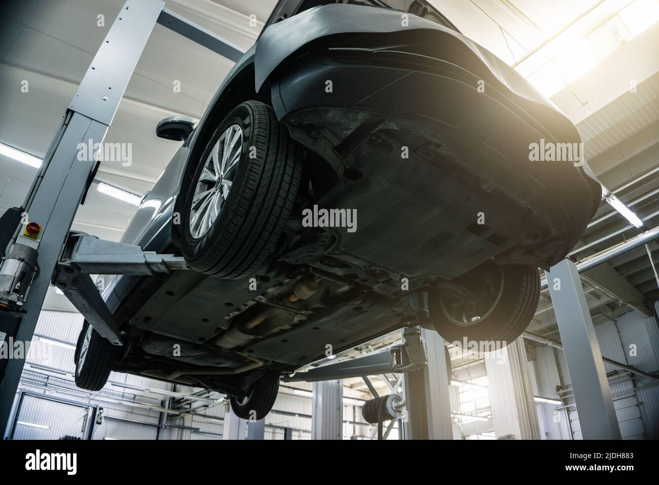 Voiture dans la station de service de voiture. Diagnostics et dépannage. Service de garantie automobile. Banque D'Images Voiture dans la station de service de voiture. Diagnostics et dépannage. Service de garantie automobile. Banque D'Images