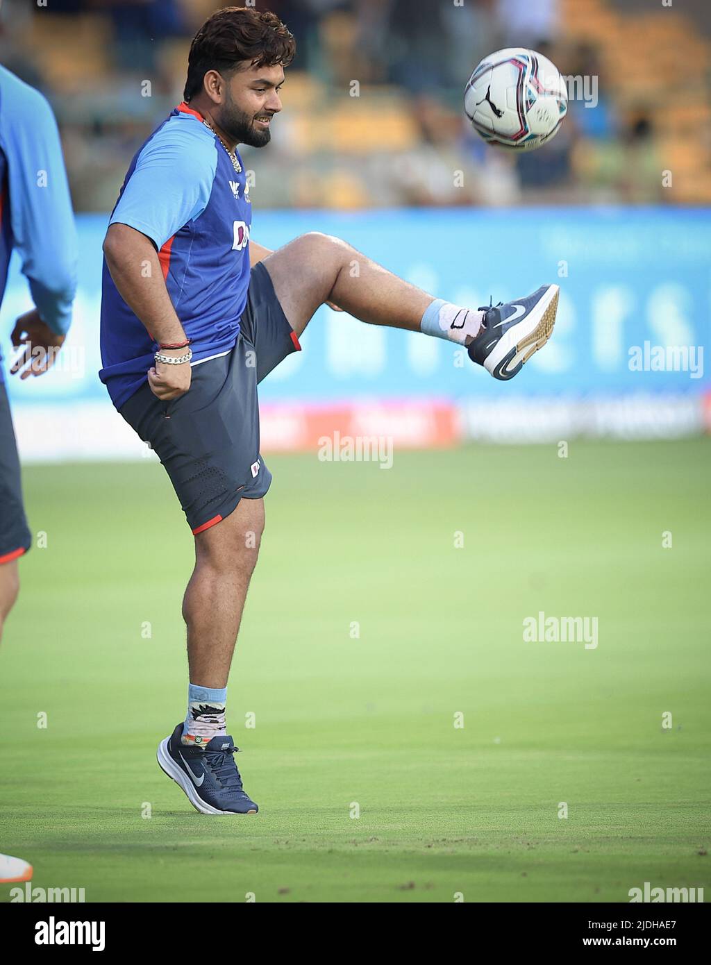 Bengaluru, New Delhi, Inde. 19th juin 2022. Dimanche, le cinquième cricket de T20I entre l'Inde et l'Afrique du Sud a été abandonné en raison de la pluie au stade M Chinnaswamy à Bengaluru. L'Inde, l'Afrique du Sud se contentent de la série 2-2 avec Decider délavé. Entraînez-vous avant le match. Rishabh Pant le capitaine de l'Inde pendant la pratique. (Credit image: © Seshadri Sukumar/ZUMA Press Wire) Credit: ZUMA Press, Inc./Alay Live News Banque D'Images