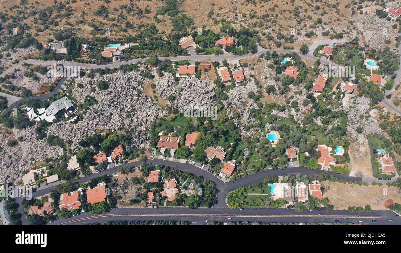 Vue aérienne du village de villégiature avec routes montagneuses et végétation semi-désertique, campagne, Mont Liban - Faraya, Moyen-Orient Banque D'Images