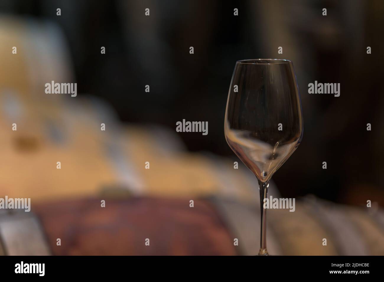 Cave à vin authentique pour la production et le stockage de vin, avec un plafond haut, un sol en pierre et de grands fûts de chêne bordés de rangées Banque D'Images