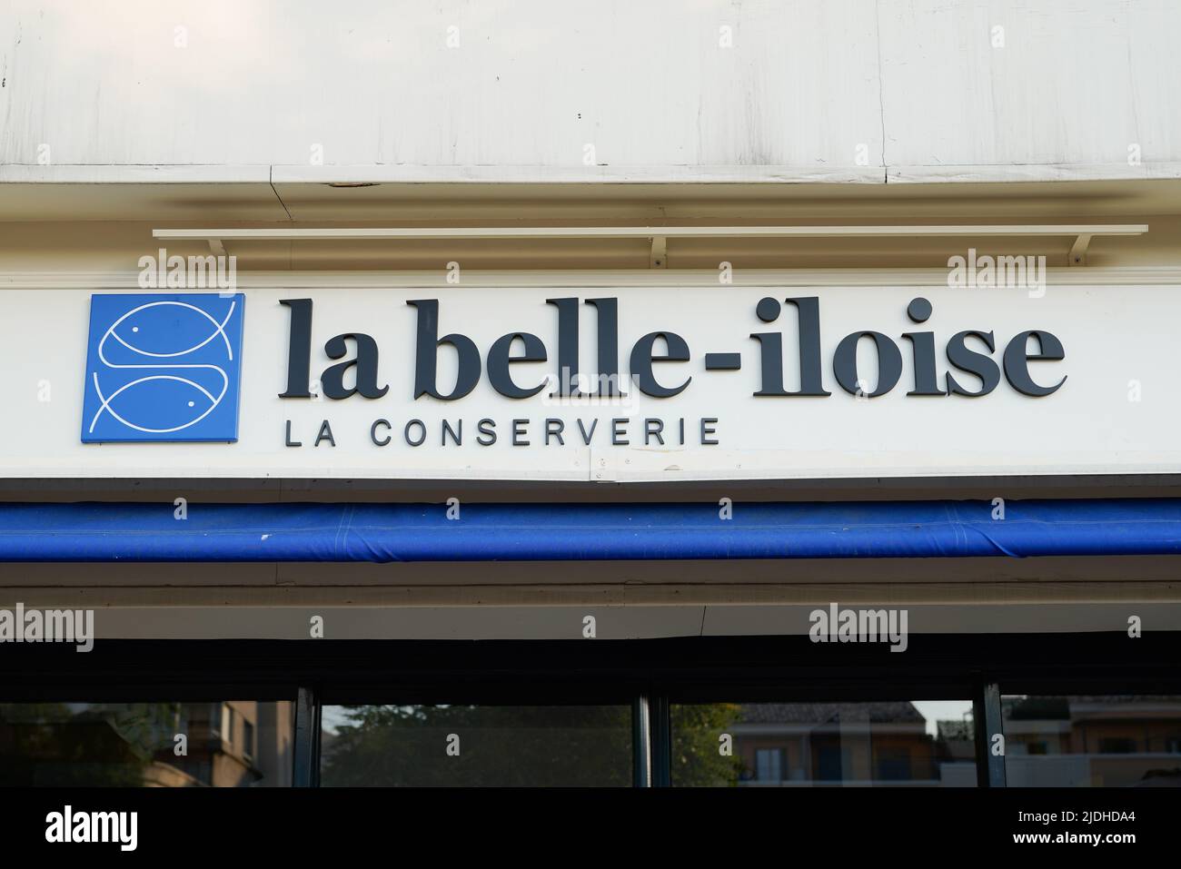 Bordeaux , Aquitaine France - 06 10 2022 : logo la Belle iloise marque et texte signe de la boutique de la conserverie française entrée murale poissons bretons sardines à ste Banque D'Images