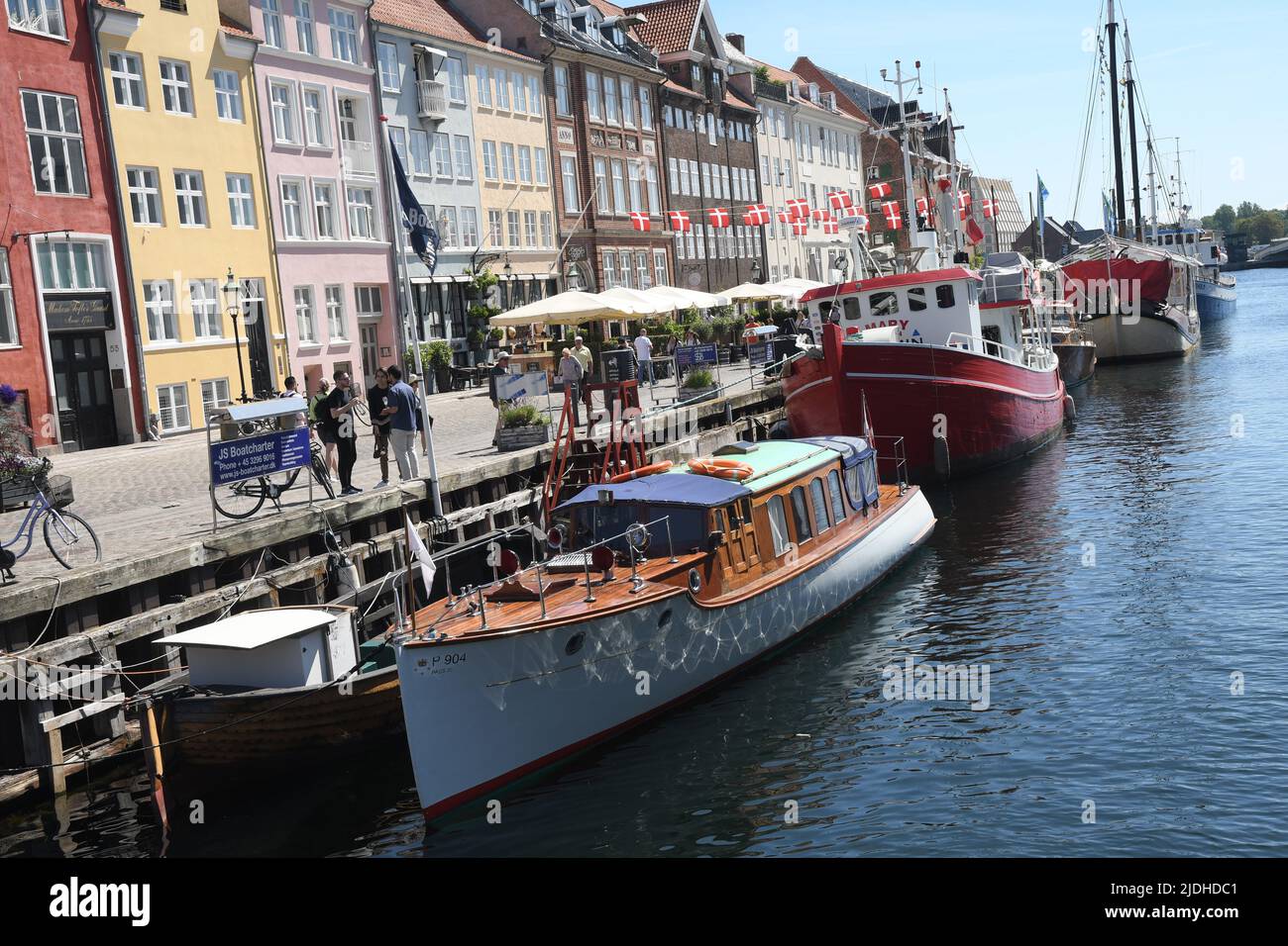 Copenhague/Danemark/2 juin 2022/les visiteurs enjoy summe day at Nyhavn canal Walk and food and drinks dansk Taste of food and drinks in Copenhagen Danemark.(photo..Francis Joseph Dean/Dean Pictures. Banque D'Images