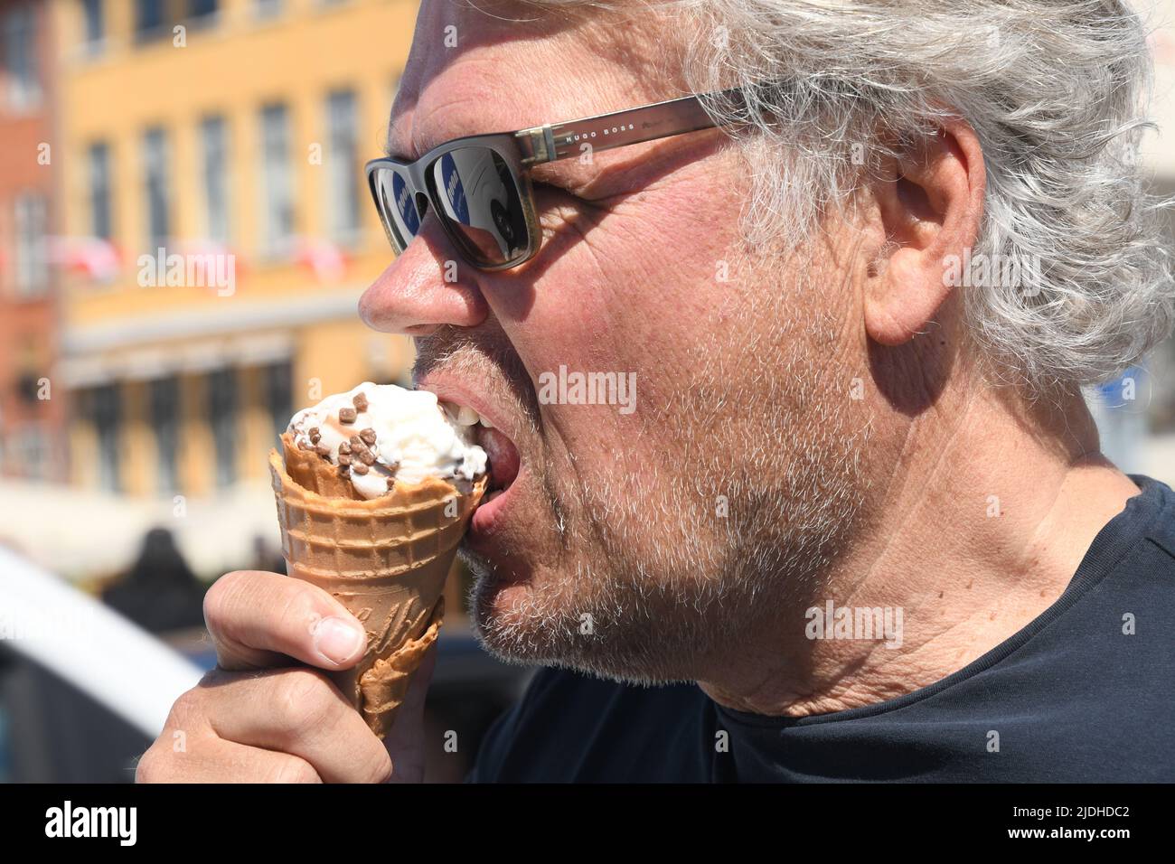 Copenhague/Danemark/2 juin 2022/les visiteurs enjoy summe day at Nyhavn canal Walk and food and drinks dansk Taste of food and drinks in Copenhagen Danemark.(photo..Francis Joseph Dean/Dean Pictures. Banque D'Images