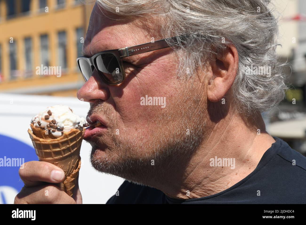 Copenhague/Danemark/2 juin 2022/les visiteurs enjoy summe day at Nyhavn canal Walk and food and drinks dansk Taste of food and drinks in Copenhagen Danemark.(photo..Francis Joseph Dean/Dean Pictures. Banque D'Images