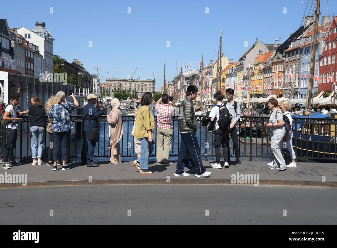 Copenhague/Danemark/2 juin 2022/les visiteurs enjoy summe day at Nyhavn canal Walk and food and drinks dansk Taste of food and drinks in Copenhagen Danemark.(photo..Francis Joseph Dean/Dean Pictures. Banque D'Images