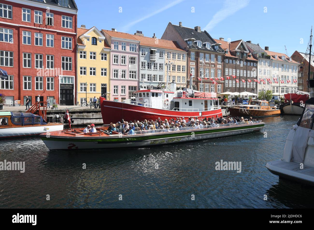 Copenhague/Danemark/2 juin 2022/les visiteurs enjoy summe day at Nyhavn canal Walk and food and drinks dansk Taste of food and drinks in Copenhagen Danemark.(photo..Francis Joseph Dean/Dean Pictures. Banque D'Images
