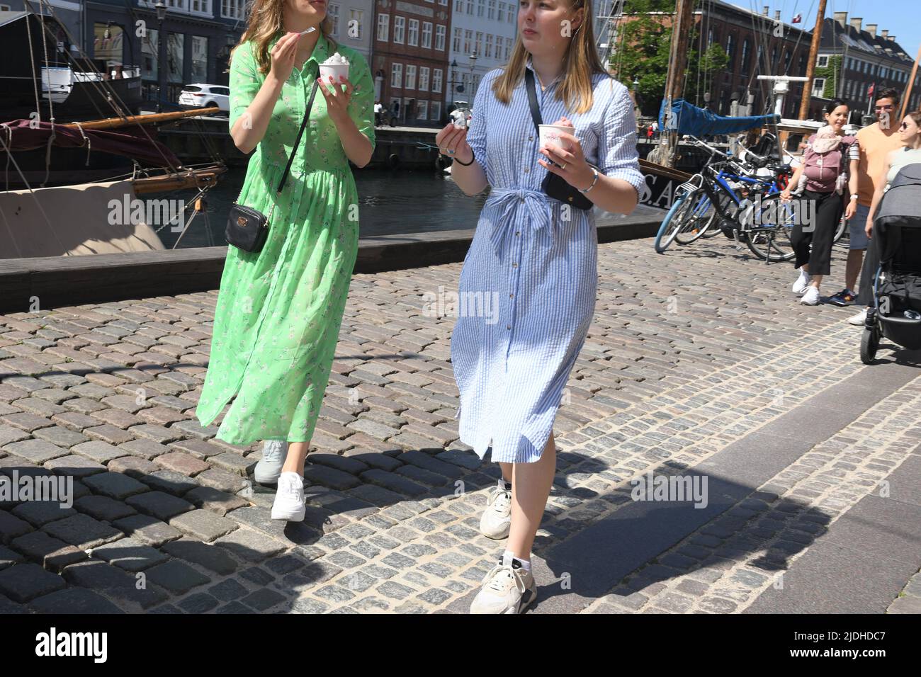 Copenhague/Danemark/2 juin 2022/les visiteurs enjoy summe day at Nyhavn canal Walk and food and drinks dansk Taste of food and drinks in Copenhagen Danemark.(photo..Francis Joseph Dean/Dean Pictures. Banque D'Images
