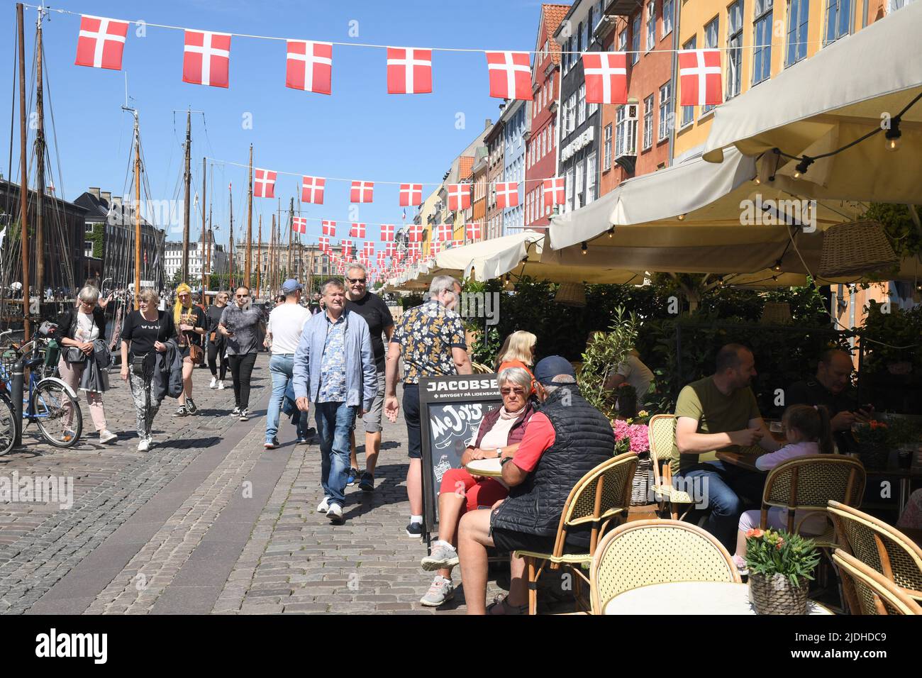 Copenhague/Danemark/2 juin 2022/les visiteurs enjoy summe day at Nyhavn canal Walk and food and drinks dansk Taste of food and drinks in Copenhagen Danemark.(photo..Francis Joseph Dean/Dean Pictures. Banque D'Images