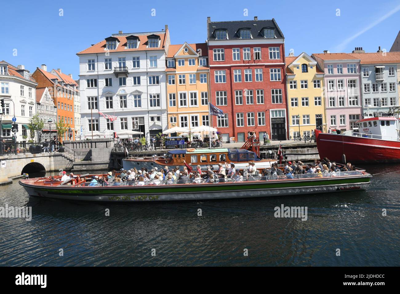 Copenhague/Danemark/2 juin 2022/les visiteurs enjoy summe day at Nyhavn canal Walk and food and drinks dansk Taste of food and drinks in Copenhagen Danemark.(photo..Francis Joseph Dean/Dean Pictures. Banque D'Images