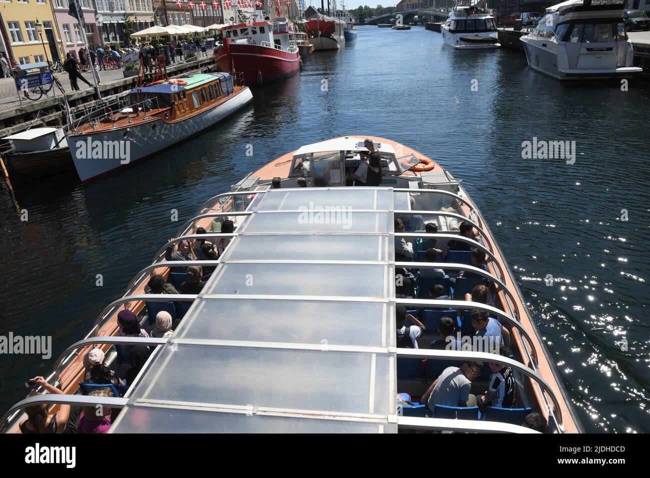 Copenhague/Danemark/2 juin 2022/les visiteurs enjoy summe day at Nyhavn canal Walk and food and drinks dansk Taste of food and drinks in Copenhagen Danemark.(photo..Francis Joseph Dean/Dean Pictures. Banque D'Images