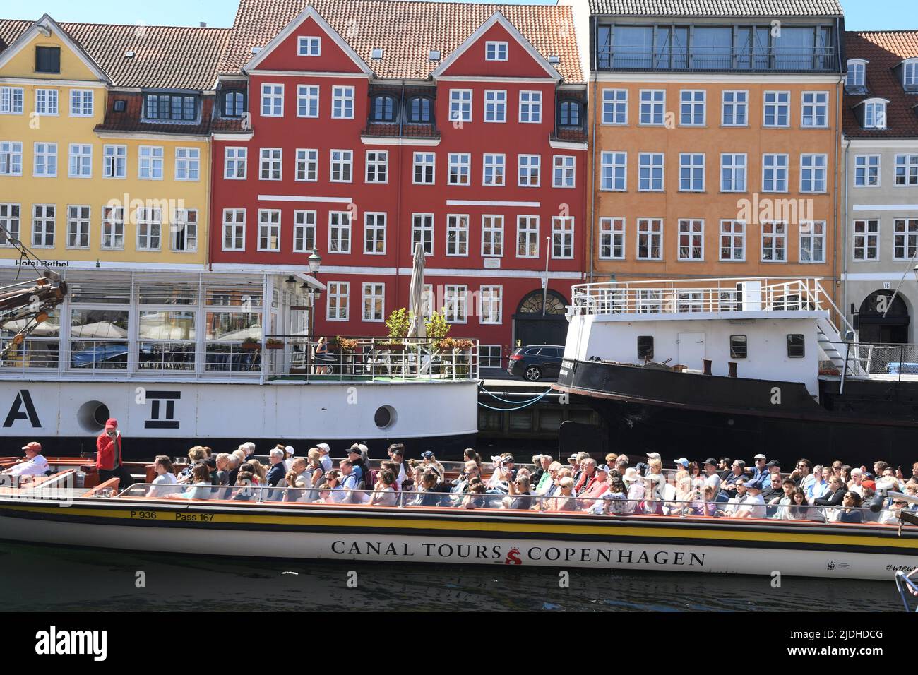 Copenhague/Danemark/2 juin 2022/les visiteurs enjoy summe day at Nyhavn canal Walk and food and drinks dansk Taste of food and drinks in Copenhagen Danemark.(photo..Francis Joseph Dean/Dean Pictures. Banque D'Images