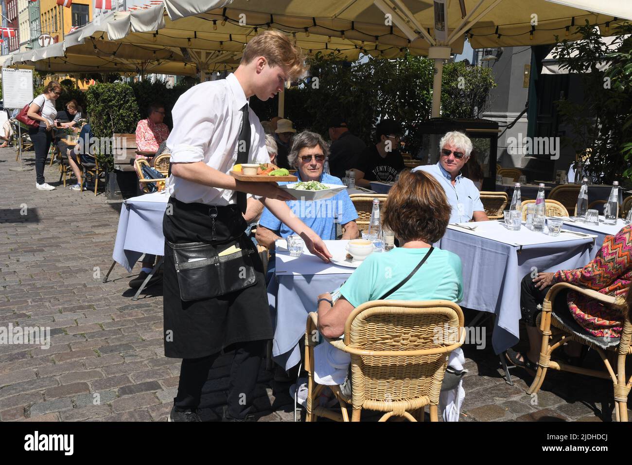 Copenhague/Danemark/2 juin 2022/les visiteurs enjoy summe day at Nyhavn canal Walk and food and drinks dansk Taste of food and drinks in Copenhagen Danemark.(photo..Francis Joseph Dean/Dean Pictures. Banque D'Images