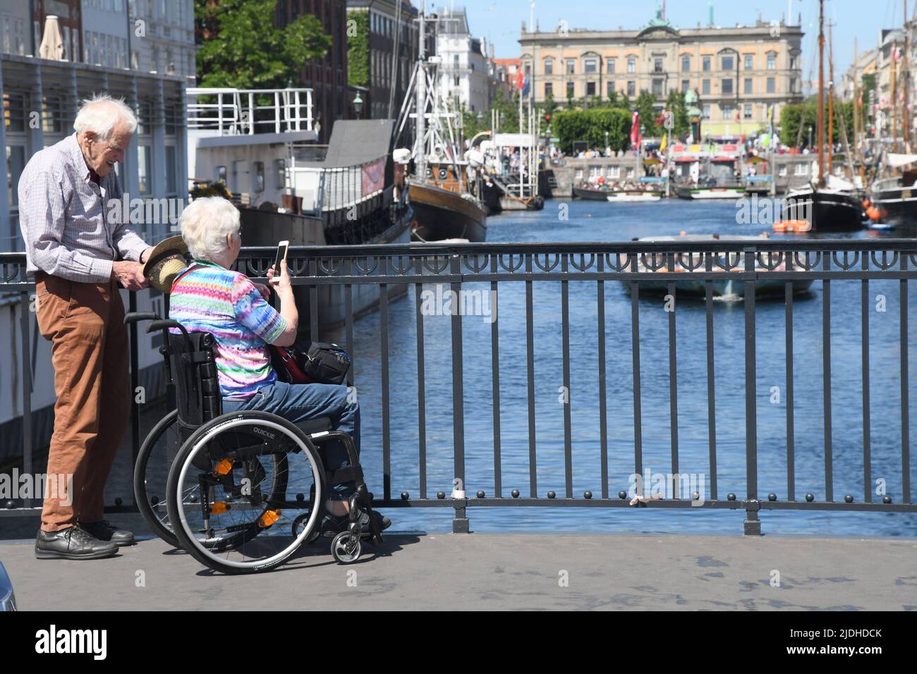 Copenhague/Danemark/2 juin 2022/les visiteurs enjoy summe day at Nyhavn canal Walk and food and drinks dansk Taste of food and drinks in Copenhagen Danemark.(photo..Francis Joseph Dean/Dean Pictures. Banque D'Images