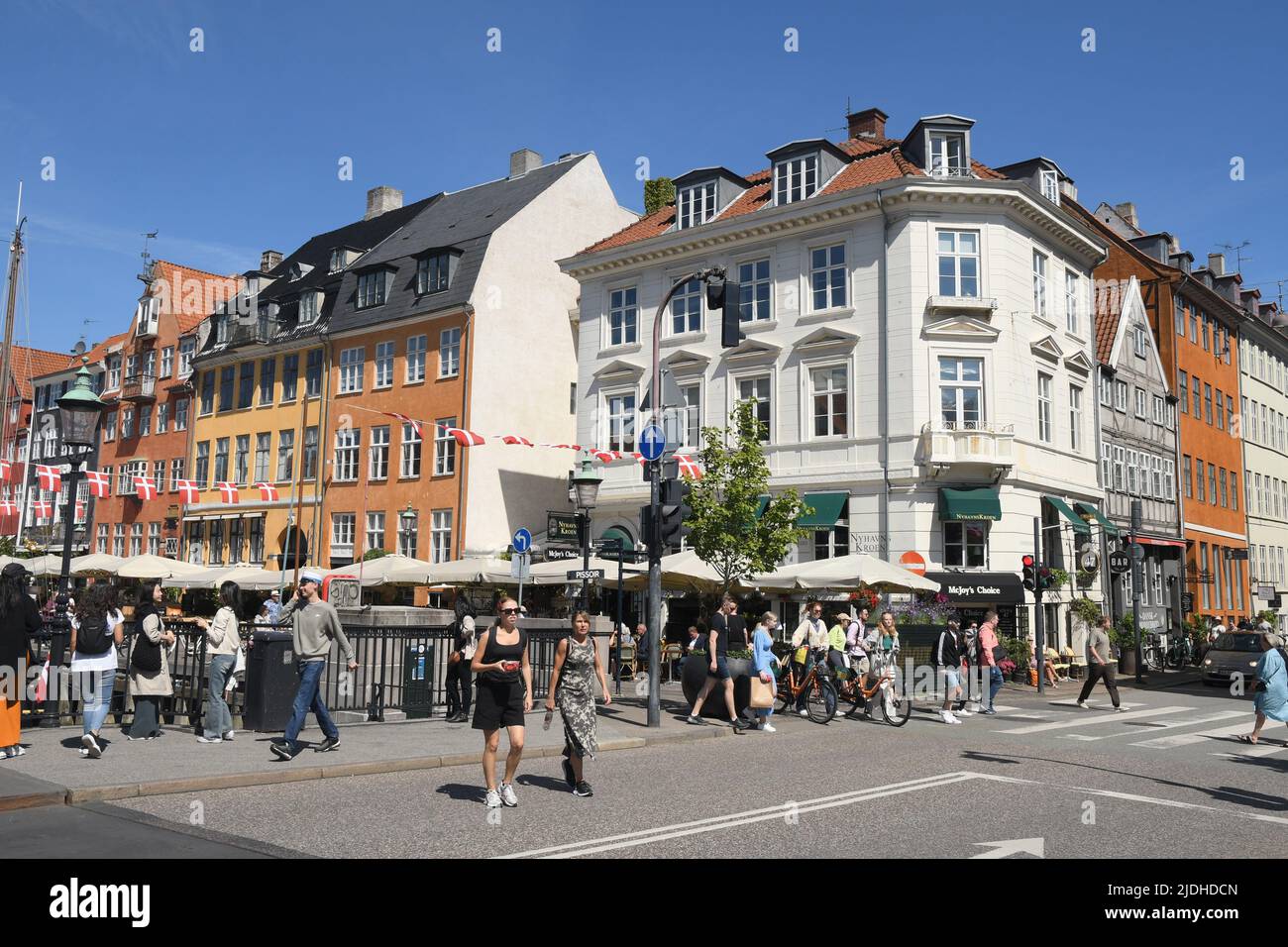 Copenhague/Danemark/2 juin 2022/les visiteurs enjoy summe day at Nyhavn canal Walk and food and drinks dansk Taste of food and drinks in Copenhagen Danemark.(photo..Francis Joseph Dean/Dean Pictures. Banque D'Images