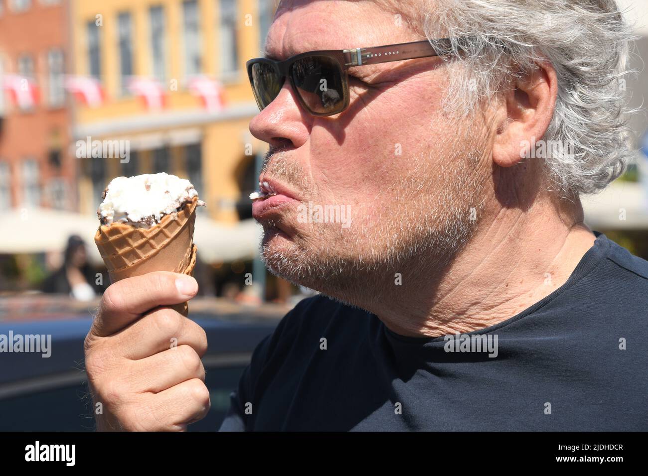 Copenhague/Danemark/2 juin 2022/les visiteurs enjoy summe day at Nyhavn canal Walk and food and drinks dansk Taste of food and drinks in Copenhagen Danemark.(photo..Francis Joseph Dean/Dean Pictures. Banque D'Images