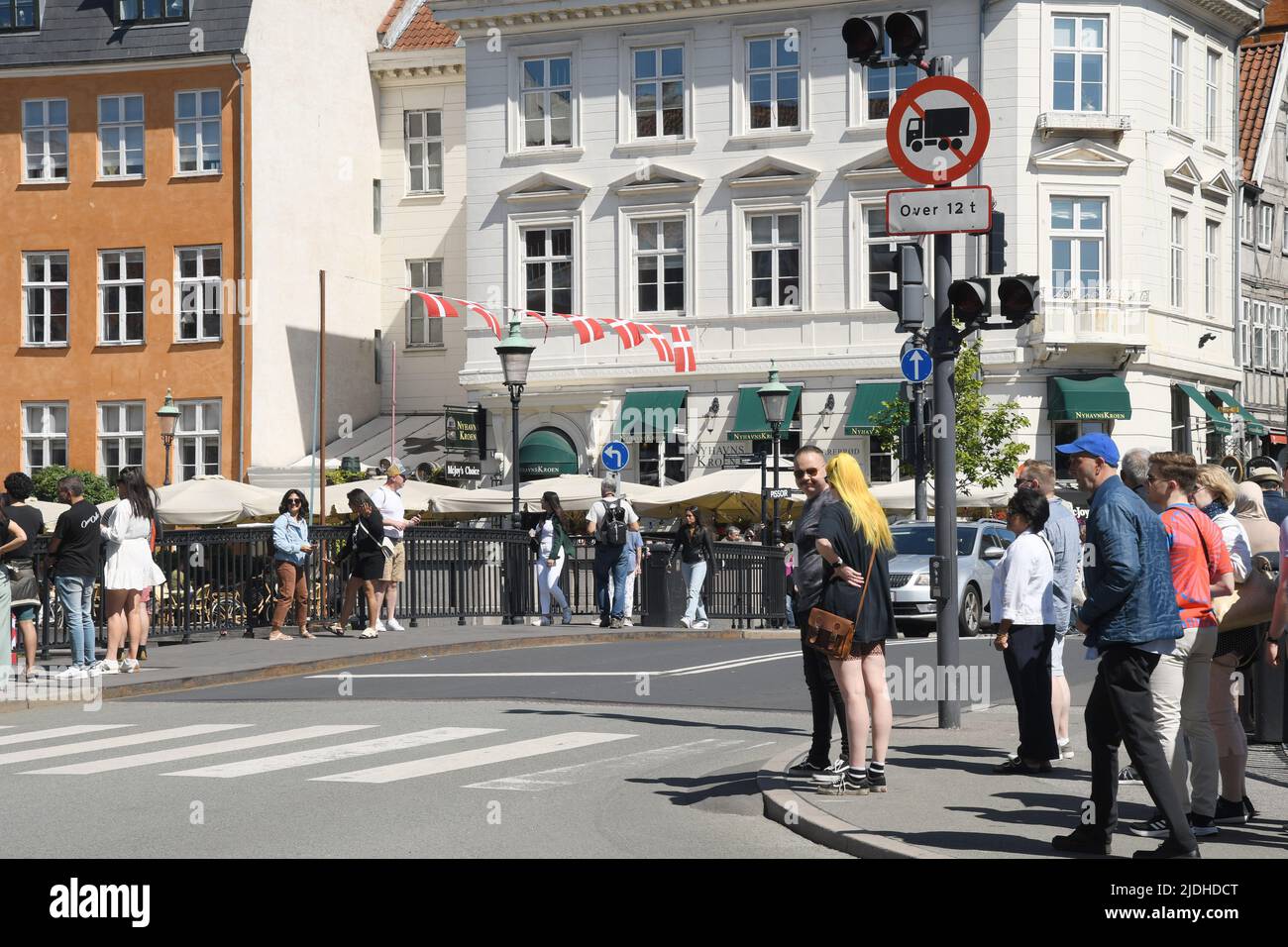 Copenhague/Danemark/2 juin 2022/les visiteurs enjoy summe day at Nyhavn canal Walk and food and drinks dansk Taste of food and drinks in Copenhagen Danemark.(photo..Francis Joseph Dean/Dean Pictures. Banque D'Images