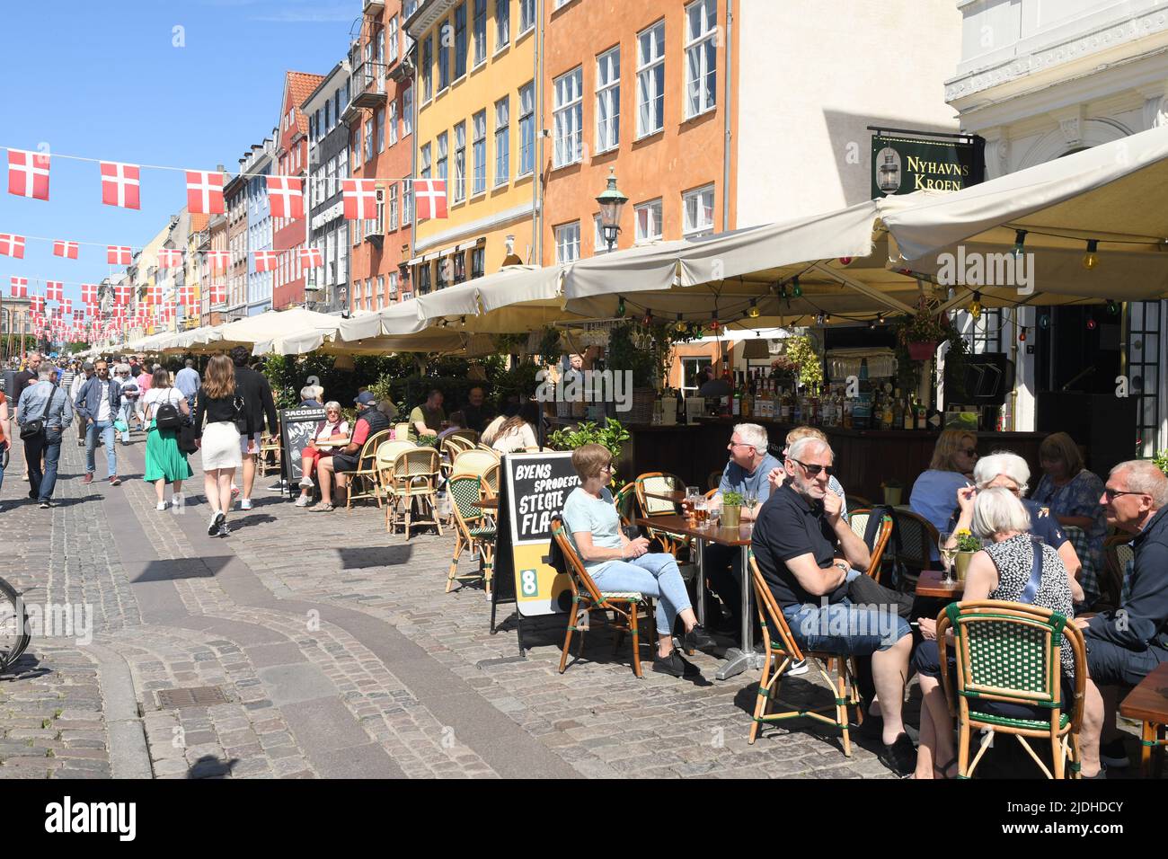 Copenhague/Danemark/2 juin 2022/les visiteurs enjoy summe day at Nyhavn canal Walk and food and drinks dansk Taste of food and drinks in Copenhagen Danemark.(photo..Francis Joseph Dean/Dean Pictures. Banque D'Images