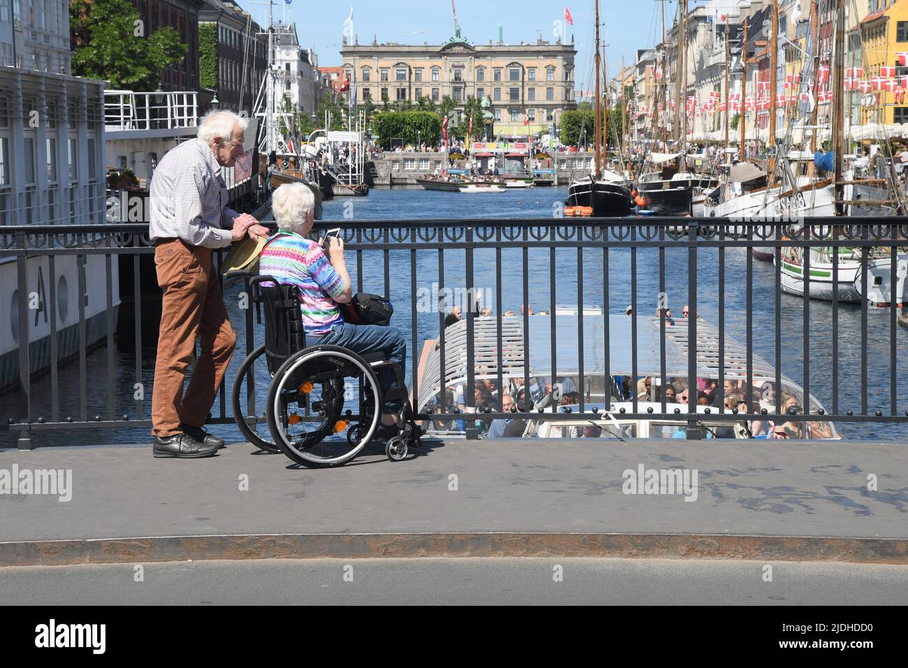 Copenhague/Danemark/2 juin 2022/les visiteurs enjoy summe day at Nyhavn canal Walk and food and drinks dansk Taste of food and drinks in Copenhagen Danemark.(photo..Francis Joseph Dean/Dean Pictures. Banque D'Images