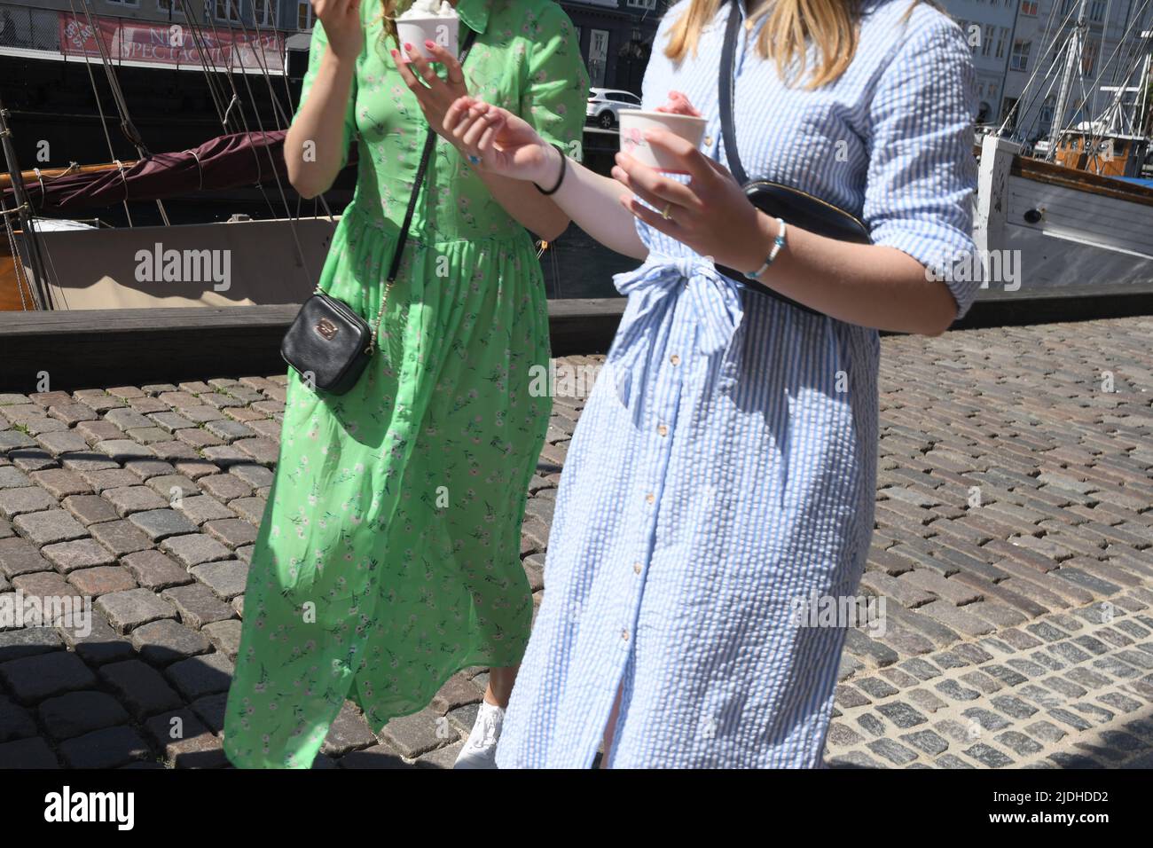 Copenhague/Danemark/2 juin 2022/les visiteurs enjoy summe day at Nyhavn canal Walk and food and drinks dansk Taste of food and drinks in Copenhagen Danemark.(photo..Francis Joseph Dean/Dean Pictures. Banque D'Images