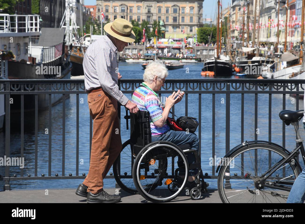 Copenhague/Danemark/2 juin 2022/les visiteurs enjoy summe day at Nyhavn canal Walk and food and drinks dansk Taste of food and drinks in Copenhagen Danemark.(photo..Francis Joseph Dean/Dean Pictures. Banque D'Images