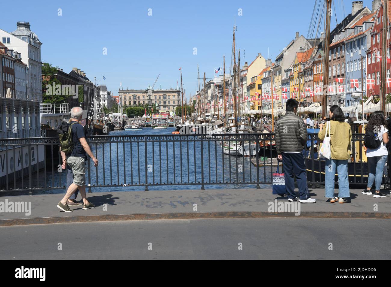 Copenhague/Danemark/2 juin 2022/les visiteurs enjoy summe day at Nyhavn canal Walk and food and drinks dansk Taste of food and drinks in Copenhagen Danemark.(photo..Francis Joseph Dean/Dean Pictures. Banque D'Images