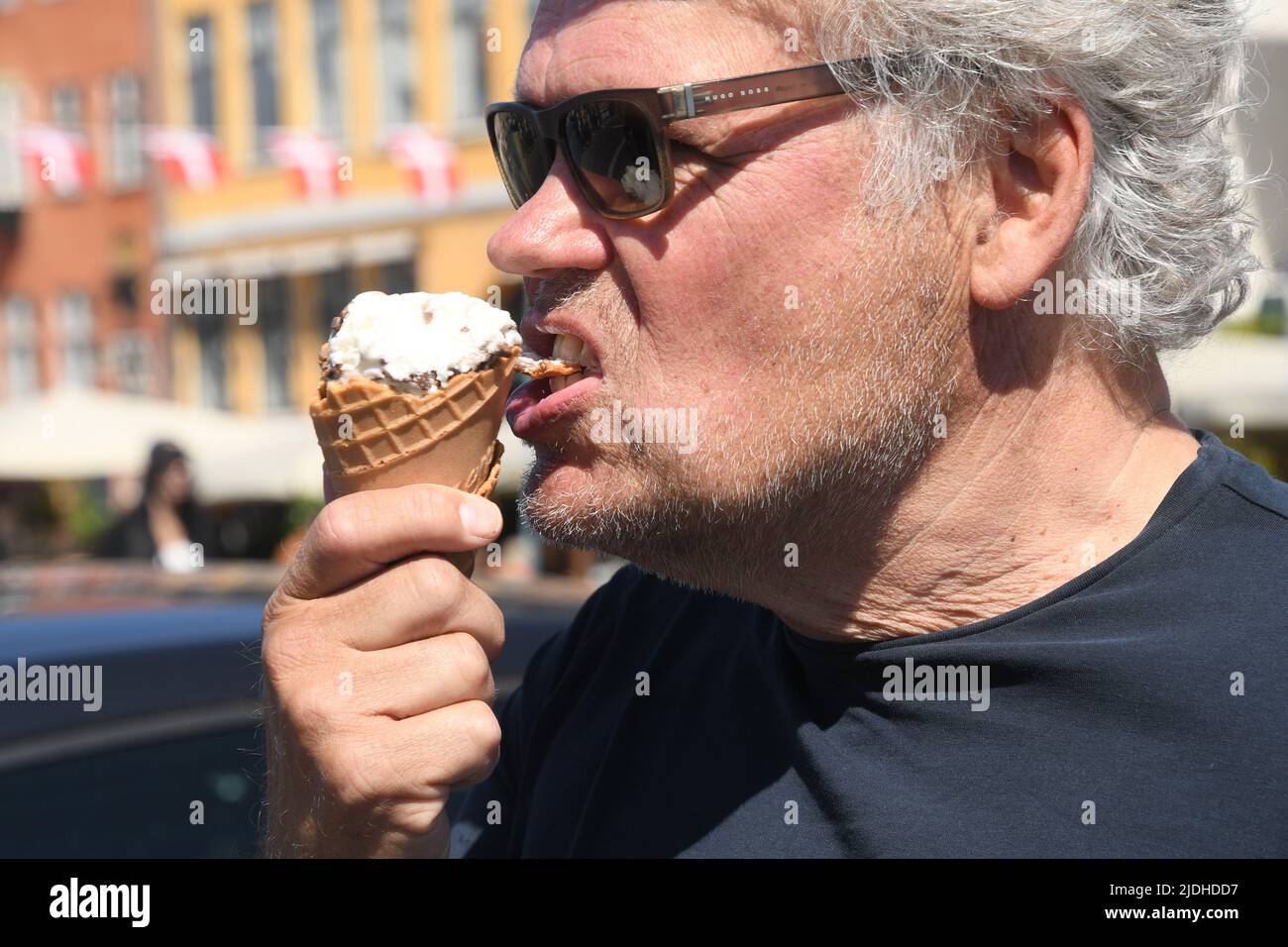 Copenhague/Danemark/2 juin 2022/les visiteurs enjoy summe day at Nyhavn canal Walk and food and drinks dansk Taste of food and drinks in Copenhagen Danemark.(photo..Francis Joseph Dean/Dean Pictures. Banque D'Images