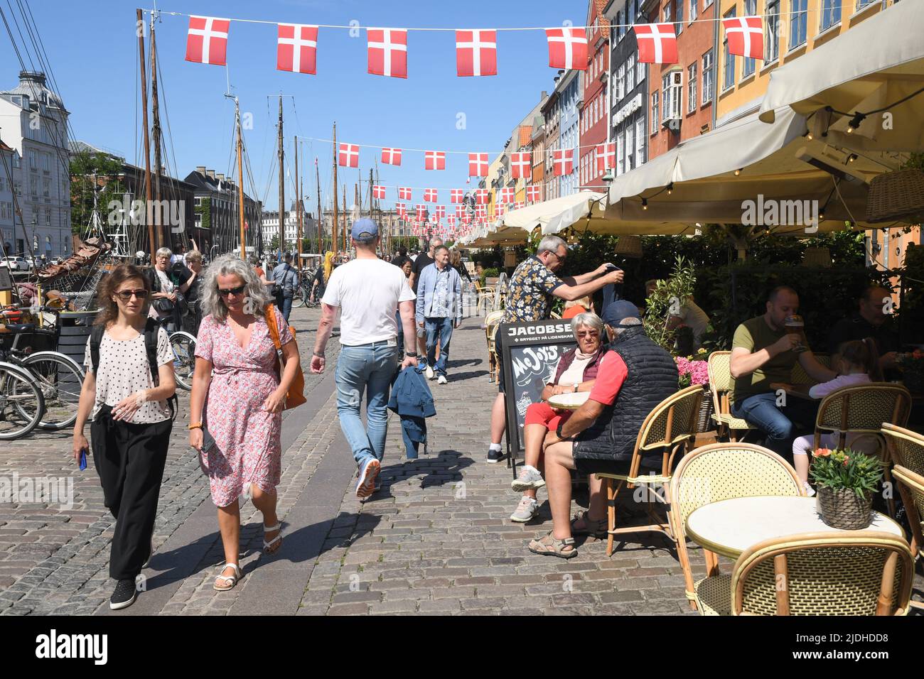 Copenhague/Danemark/2 juin 2022/les visiteurs enjoy summe day at Nyhavn canal Walk and food and drinks dansk Taste of food and drinks in Copenhagen Danemark.(photo..Francis Joseph Dean/Dean Pictures. Banque D'Images