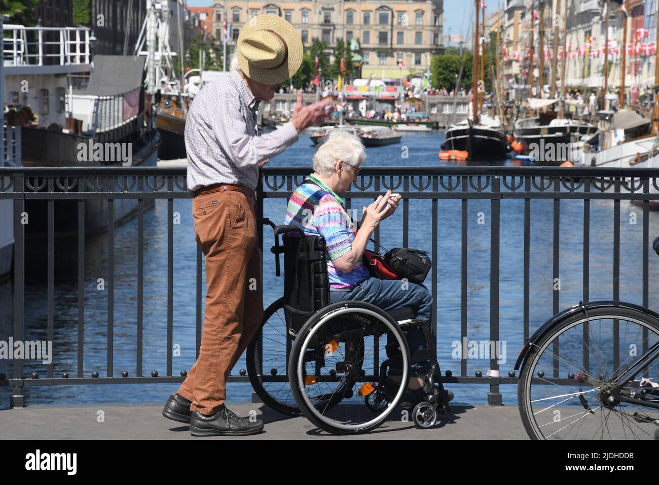Copenhague/Danemark/2 juin 2022/les visiteurs enjoy summe day at Nyhavn canal Walk and food and drinks dansk Taste of food and drinks in Copenhagen Danemark.(photo..Francis Joseph Dean/Dean Pictures. Banque D'Images