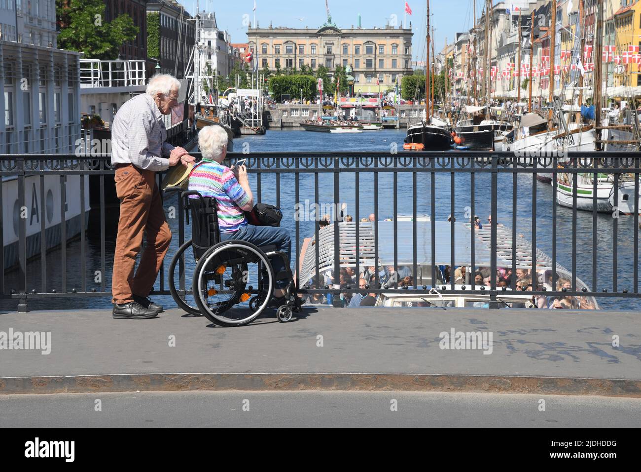 Copenhague/Danemark/2 juin 2022/les visiteurs enjoy summe day at Nyhavn canal Walk and food and drinks dansk Taste of food and drinks in Copenhagen Danemark.(photo..Francis Joseph Dean/Dean Pictures. Banque D'Images