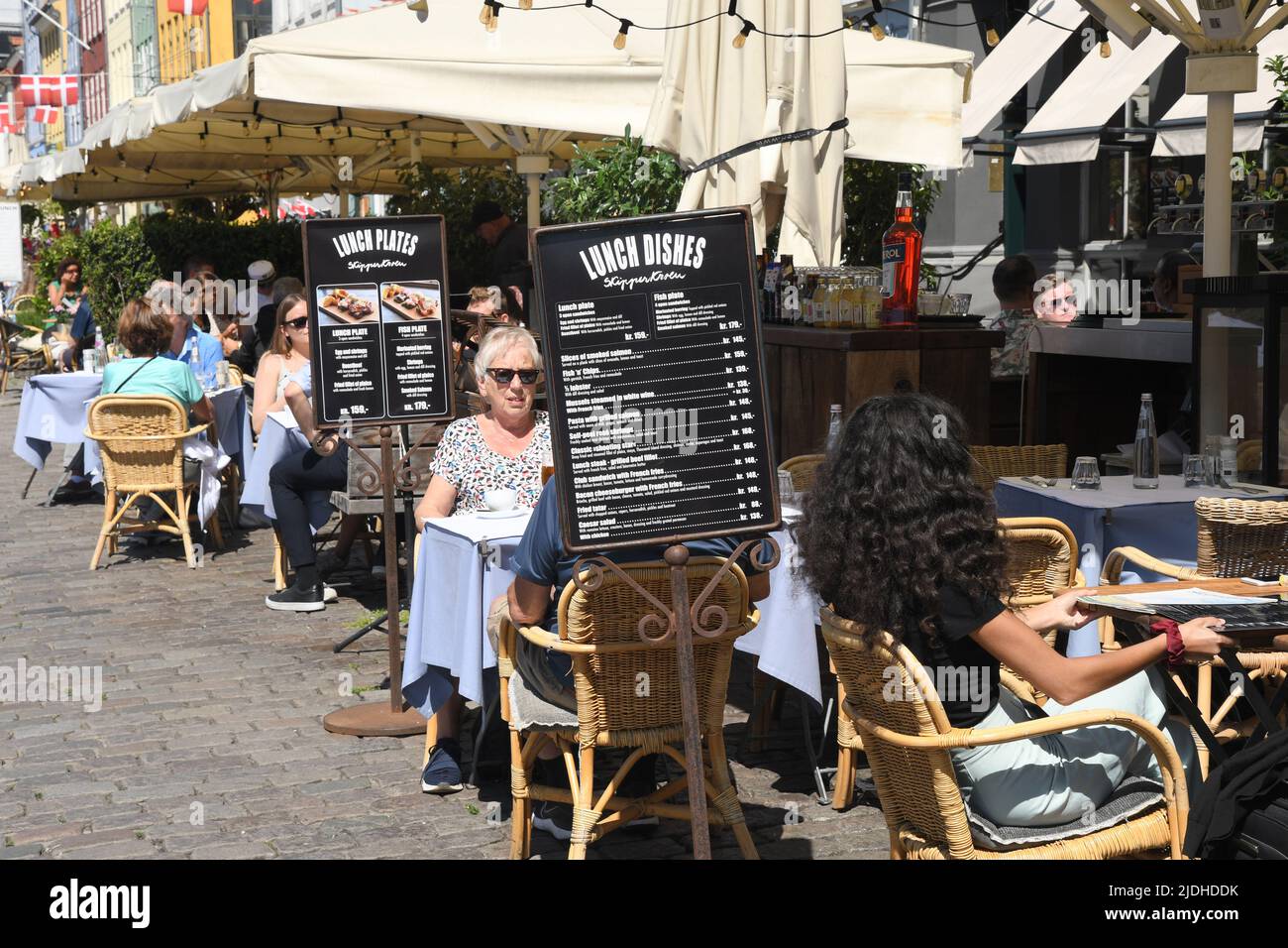 Copenhague/Danemark/2 juin 2022/les visiteurs enjoy summe day at Nyhavn canal Walk and food and drinks dansk Taste of food and drinks in Copenhagen Danemark.(photo..Francis Joseph Dean/Dean Pictures. Banque D'Images