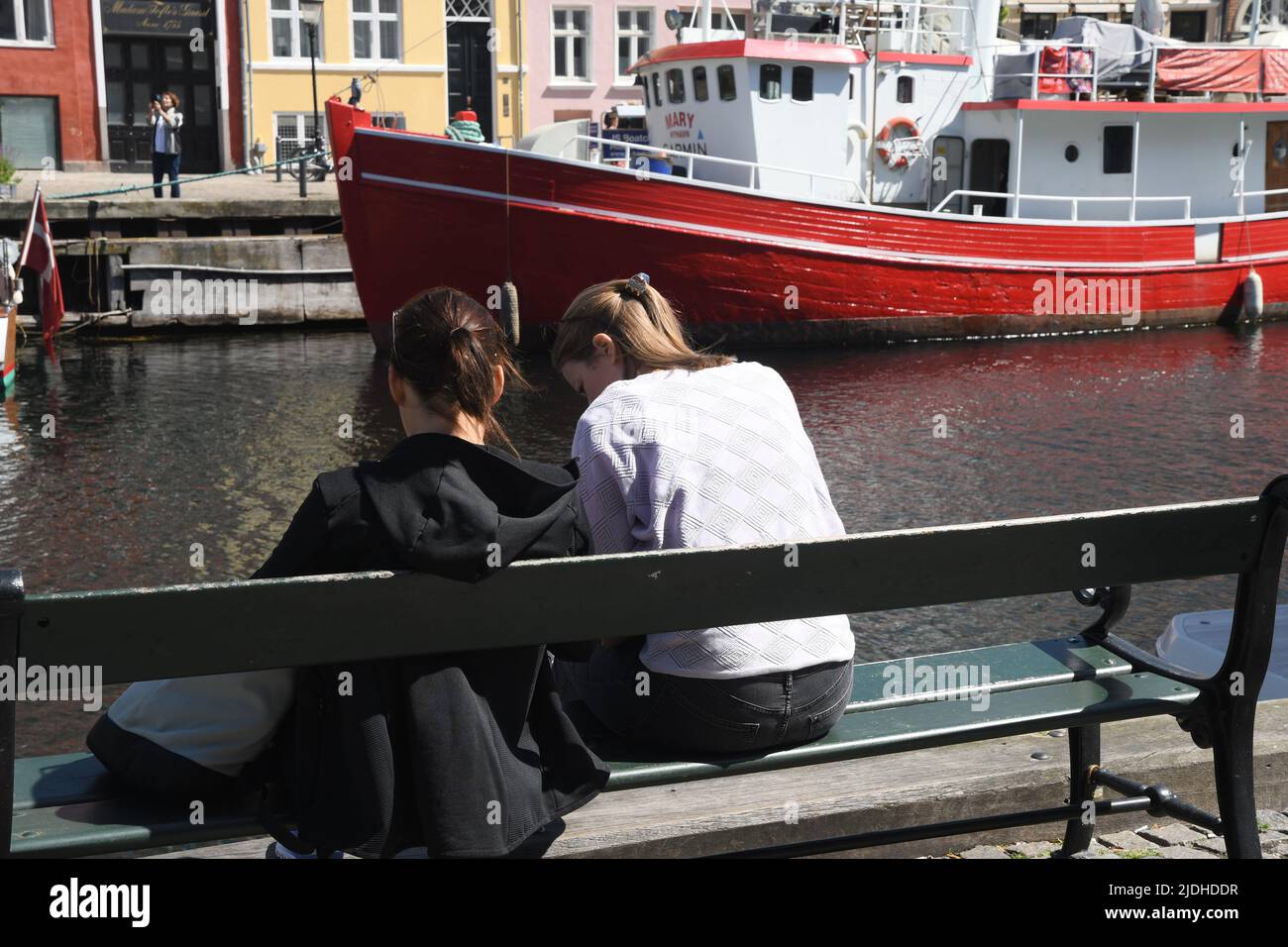 Copenhague/Danemark/2 juin 2022/les visiteurs enjoy summe day at Nyhavn canal Walk and food and drinks dansk Taste of food and drinks in Copenhagen Danemark.(photo..Francis Joseph Dean/Dean Pictures. Banque D'Images